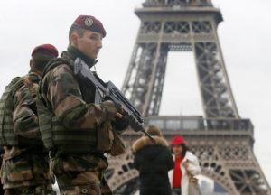 soldiers-and-ladies-in-Paris
